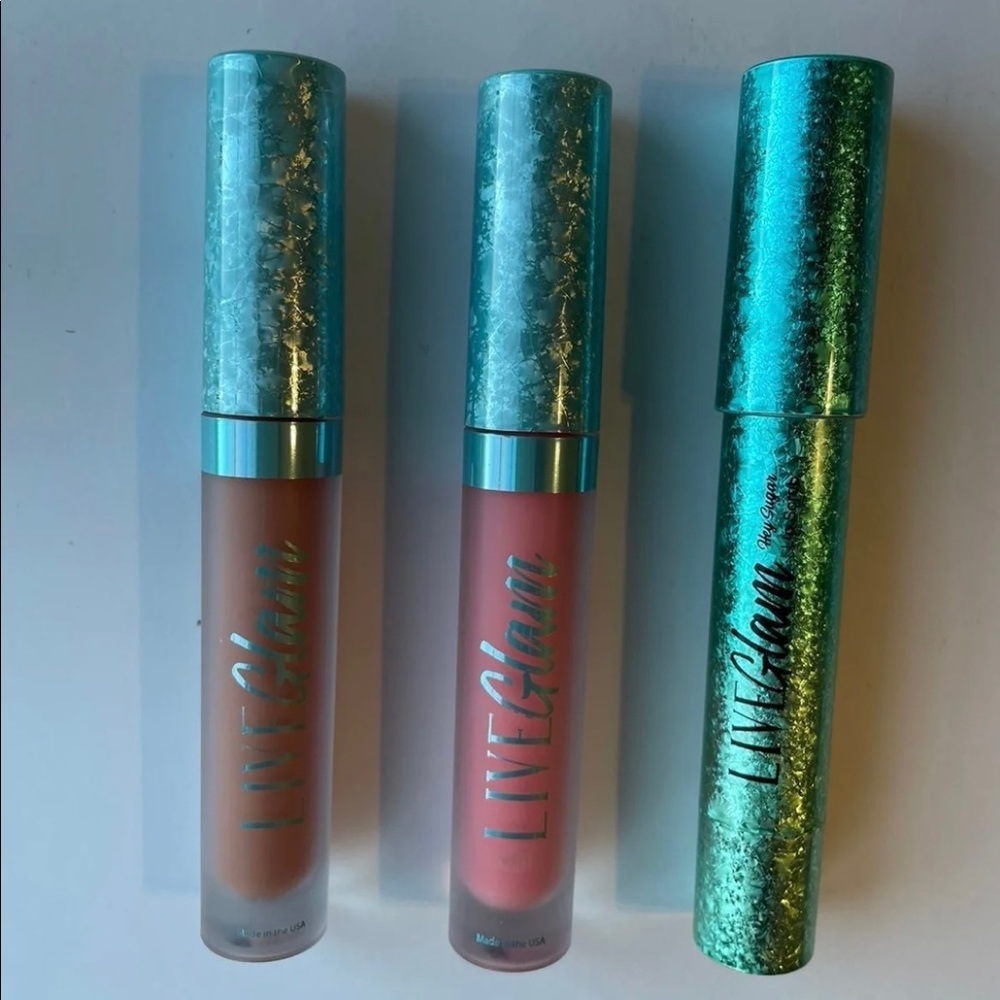 Forever in Fiji lip kit with a matte lip, gloss, lip scrub & beachy accessories - Picture 2 of 8